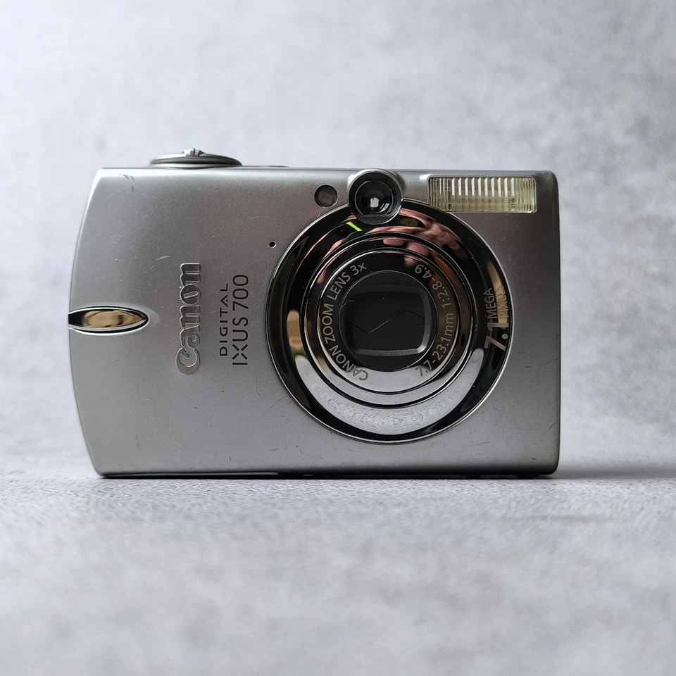 RARE Canon Digital IXUS 700 / PowerShot SD500 7.1MP Vintage Digital Camera - Image 2 of 4