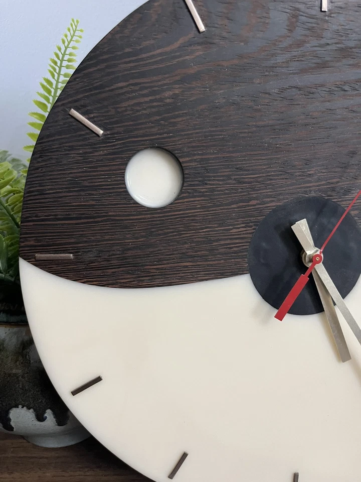 Reloj de pared hecho a mano único estilo Y2K imitación madera y acrílico símbolo de paz Yin Yang Foto 2 de 4