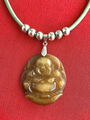 Jade-Buddha an seidenummanteltem Halsreif  Einzigartiges Collier  Unikat  