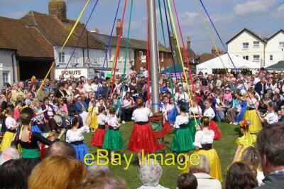 Foto 6x4 Maibaum tanzt auf der Downton Kuckucksmesse Downton\/SU1821 Teil c2006