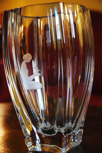 VASO IN CRISTALLO SVEDESE FIRMATO KOSTA? INTAGLIATO CON FIGURA FEMMINILE - Foto 3 di 5