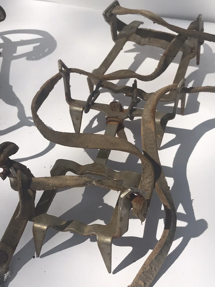 Chuteiras de gelo antigas vintage REI fivela de couro cabine rústica homem caverna decoração de parede - Imagem 3 de 4