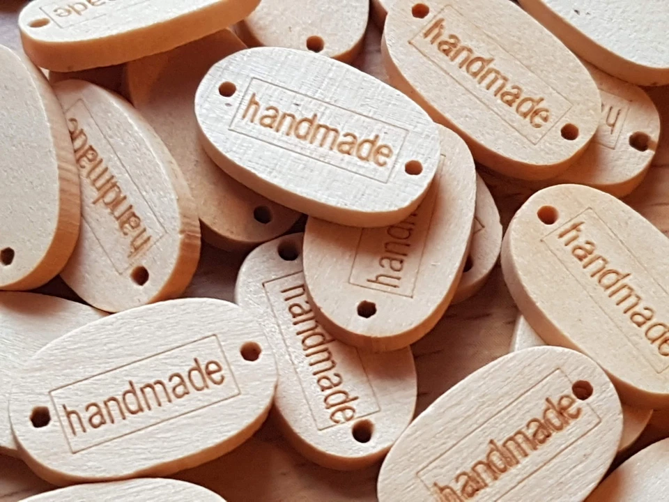 NATURHOLZ KNÖPFE "HANDARBEIT" ETIKETTEN PK 10 OVAL VERZIERUNG ANHÄNGER 19MM BASTELN - Bild 4 von 4