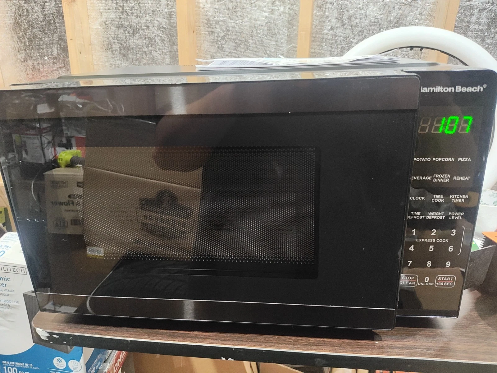 Hamilton Beach 0.9 Cu ft Countertop Microwave Oven, 900 Watts, Black Stainless
Opens in a new window