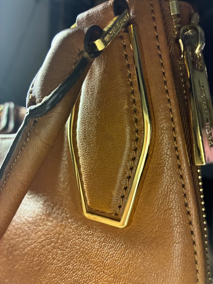 Cremalleras laterales de cuero Michael Kors Hobo Foto 3 de 4