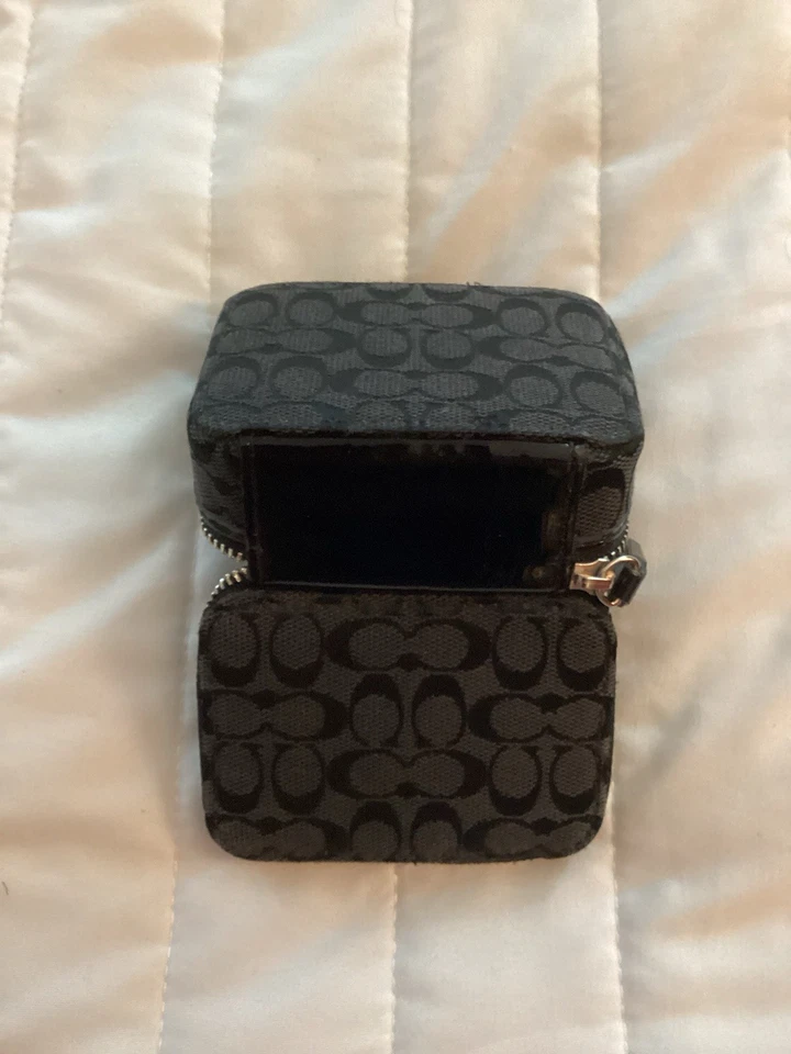 Estuche para pastillas de lona negra Coach Signature, solo estuche, usado Foto 3 de 4