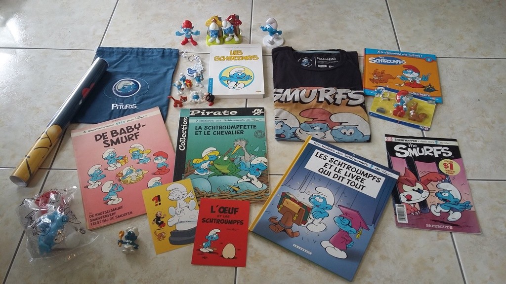 Lot Schtroumpfs nostalgie contenant livres figurines et t-shirt bleu en coton