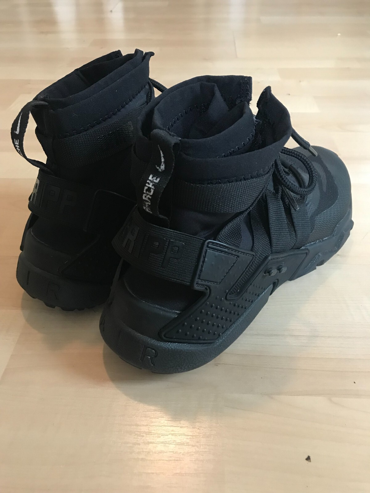nike air huarache gripp triple black