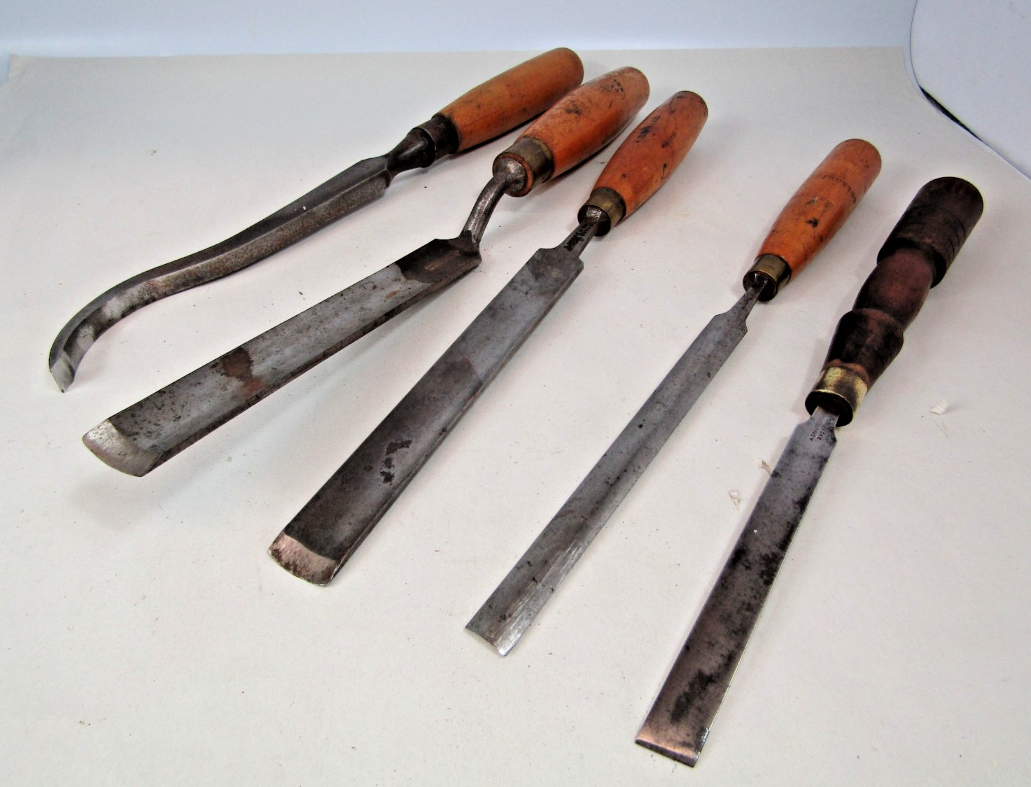 Wood chisels and gouges. Extra long.