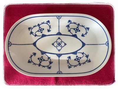   OSTALGIE -  schöne Kuchen-Platte 27 x 16 JÄGER EISENBERG-PORZELLAN weiß-blau