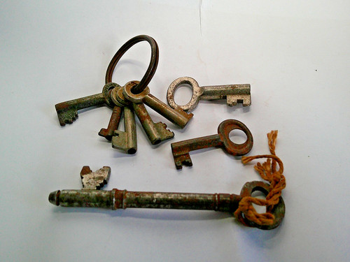 8 Vintage and Antique Keys joblot