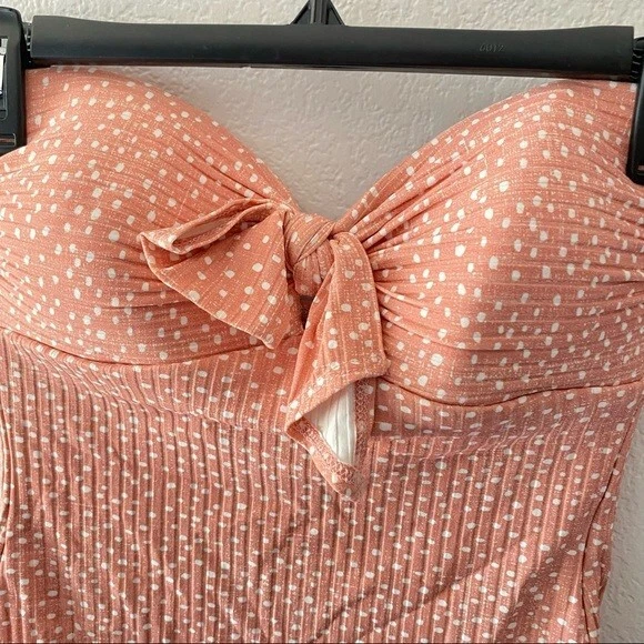 Robin Piccone Tie Front Bandeau One Piece Swimsuit in Blush and White Size 6 Foto 4 de 4