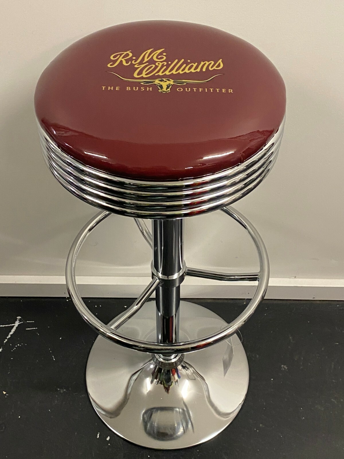 RM WILLIAMS PREMIUM BAR STOOL ADJUSTABLE HEIGHT JEANS SHIRT BOOTS