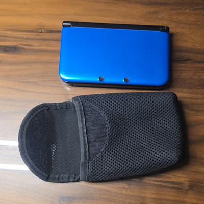 Nintendo 3DS XL Spielkonsole Blau/Schwarz mit Tasche & Schutzhülle