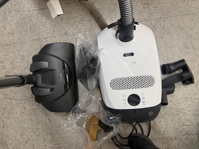 Miele Classic C1 Cat Dog Canister Vacuum Cleaner White lightly used CHIPPED WAND