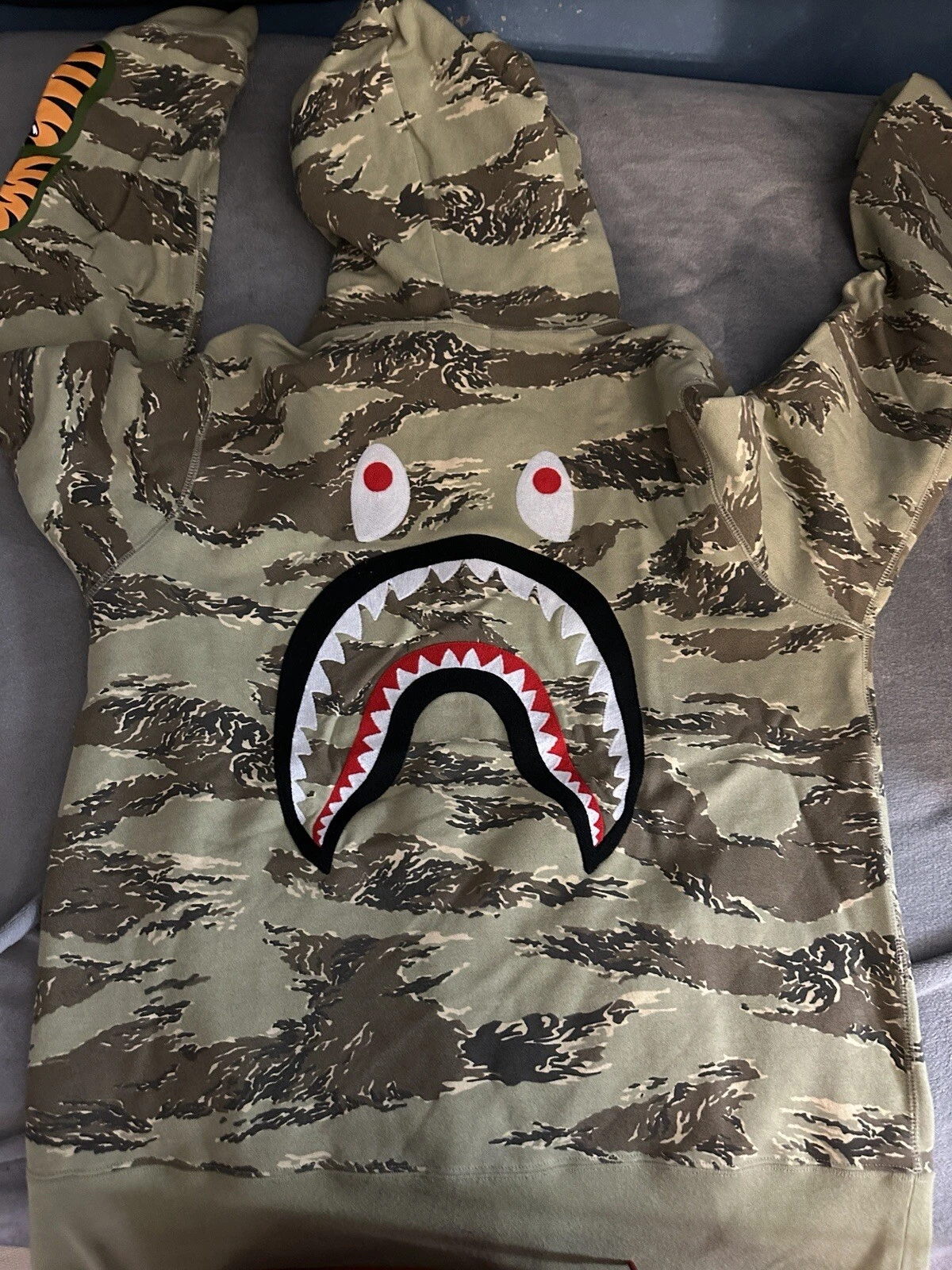 A BATHING APE (BAPE) Felpa con cappuccio squalo Bape mimetica deserto grande