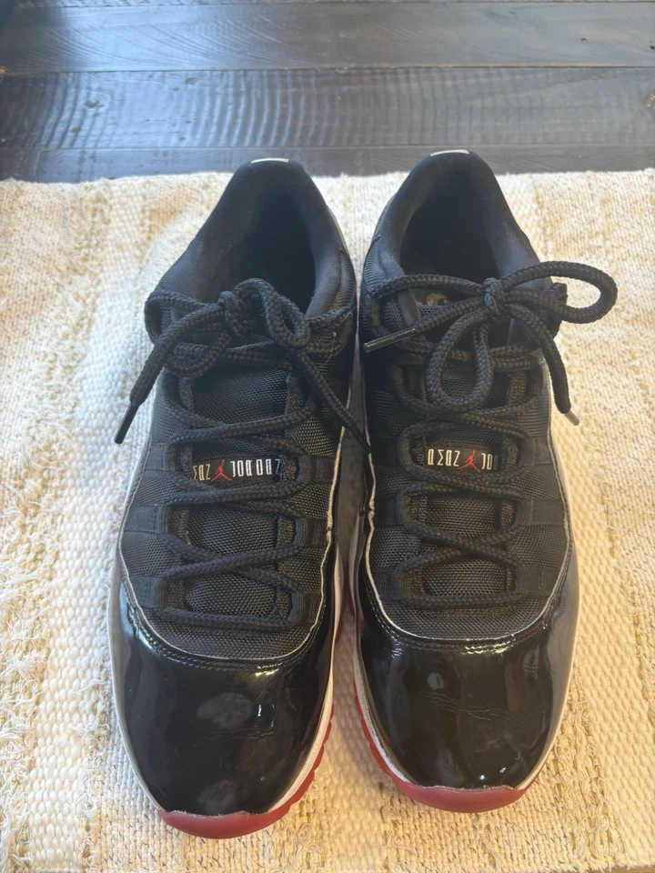 Air Jordan 11 Retro Talla Baja EE. UU. 10.5 Negro/Rojo Universitario-Blanco Foto 2 de 4