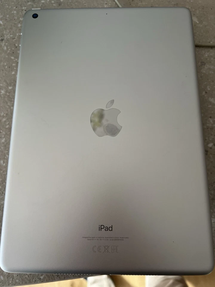 Apple iPad 9a Gen. 64GB - Argento - Praticamente Nuovo - Immagine 2 di 2