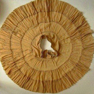 Seidenkrepp Rüschen Stufen Rock · 100% Seide · beige puder  Größe 36-38 · 50cm L