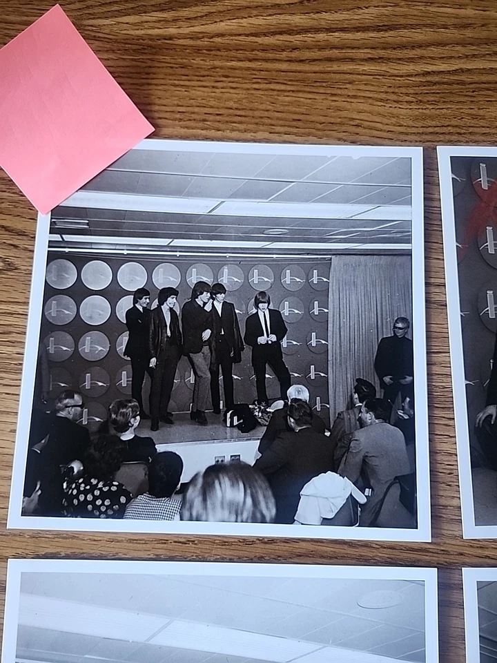 The Rolling Stones at Kennedy Airport 2 de junio 1964 fotos de negativos originales Foto 2 de 4