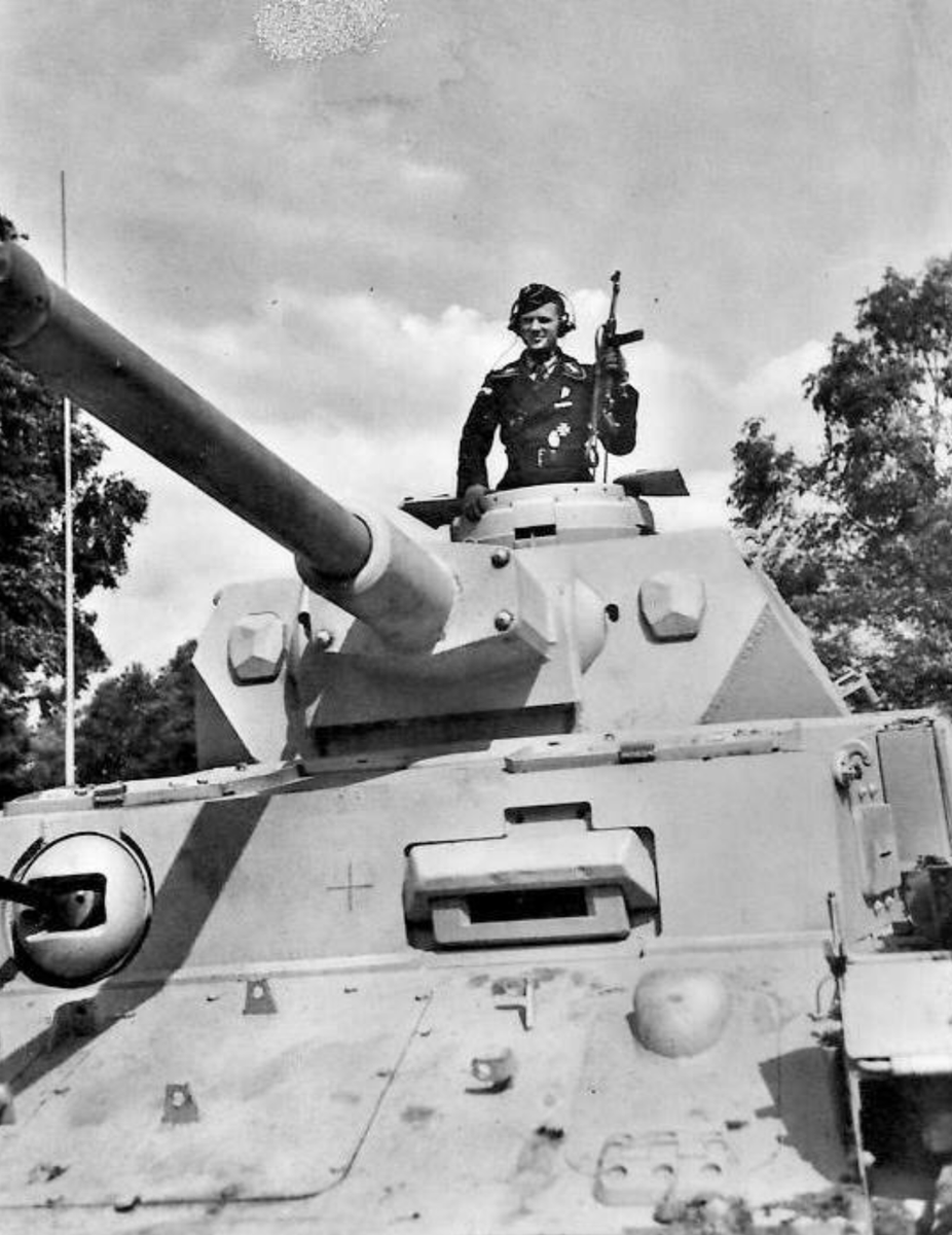 WW2 WWII Photo German Panzer IV Commander with MP40 World War Two