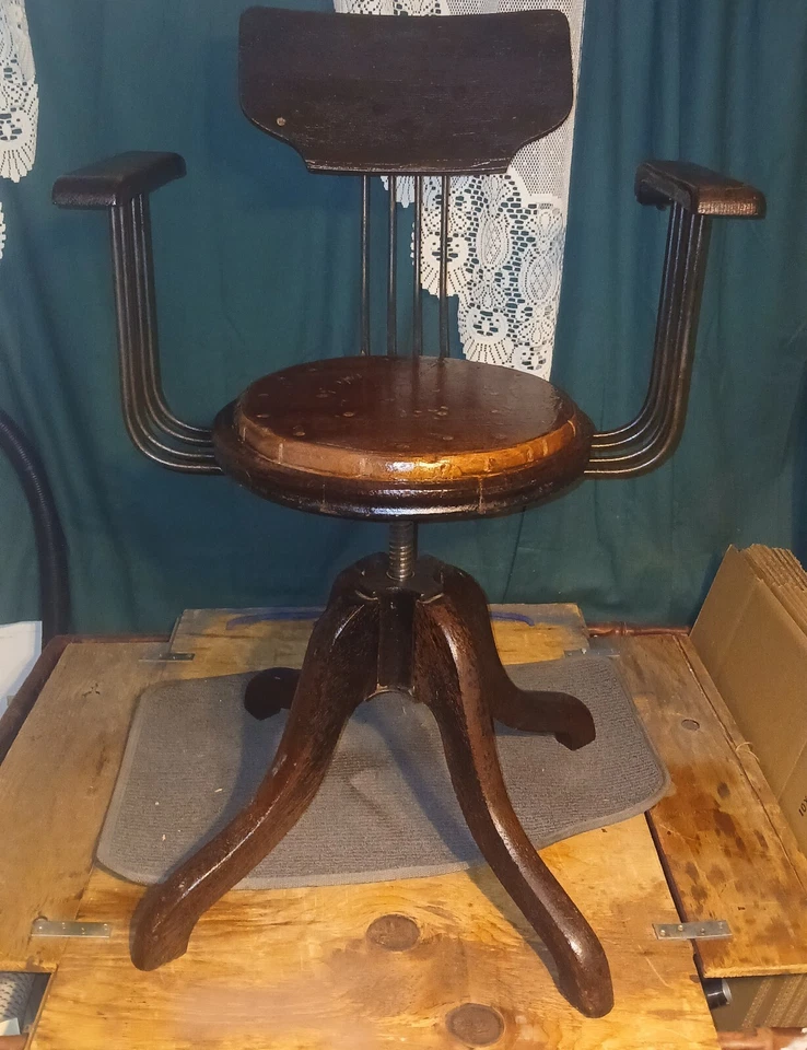 Silla con brazo de resorte de lujo modelo 84M A. H. Andrews base de tornillo de pierna de madera 1886 Foto 2 de 4