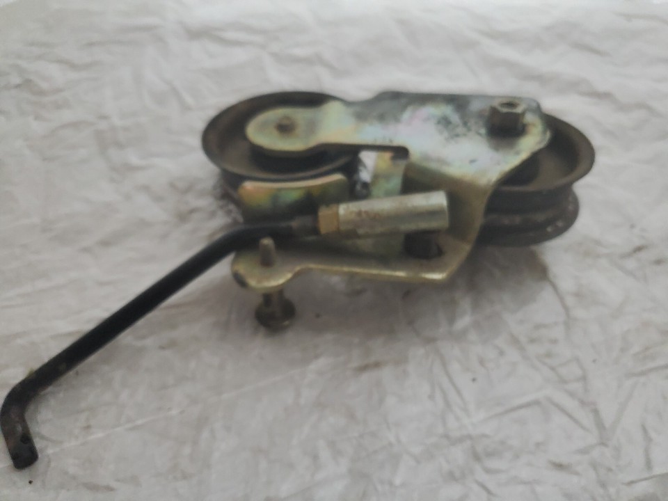 MTD TroyBilt Bronco 13YX78KS011 drivebelt idler bracket/pulleys 783