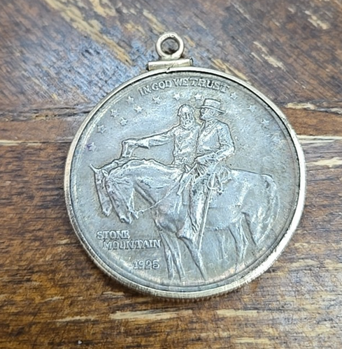 1925 Stone Mountain Commemorative Half Dollar w/ 1.4 Gram 14K Bezel