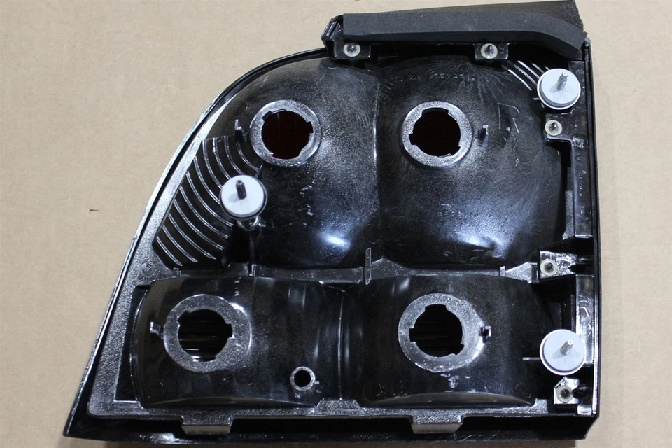 Luz trasera derecha Oldsmobile Cutlass Supreme Sedán 90-91 5976566 nuevo de fábrica OEM Foto 3 de 4