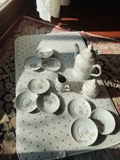 “Lotto AVON vera porcellana – teiera zuccheriera lattiera + 9 piattini – NO...