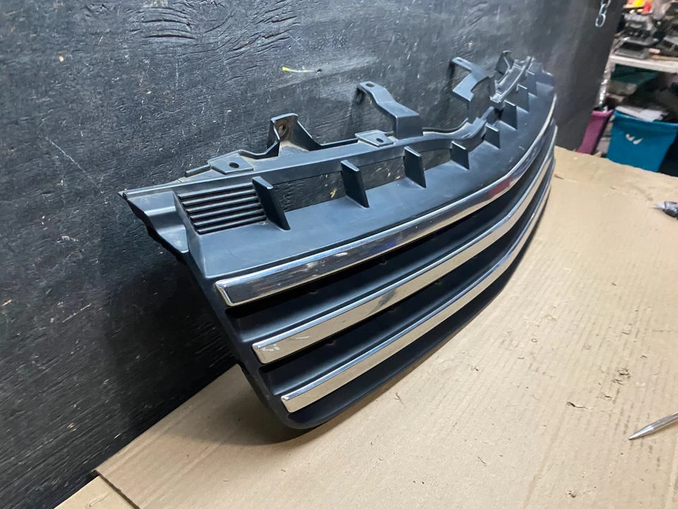 Parrilla superior parachoques delantero Kia Borrego 2008 a 2012 OEM U7858 DG Foto 3 de 4