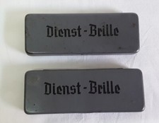 2 x alte leere Wehrmacht  Dienst Brille Dose Blech Schachtel Blechdose Metall 
