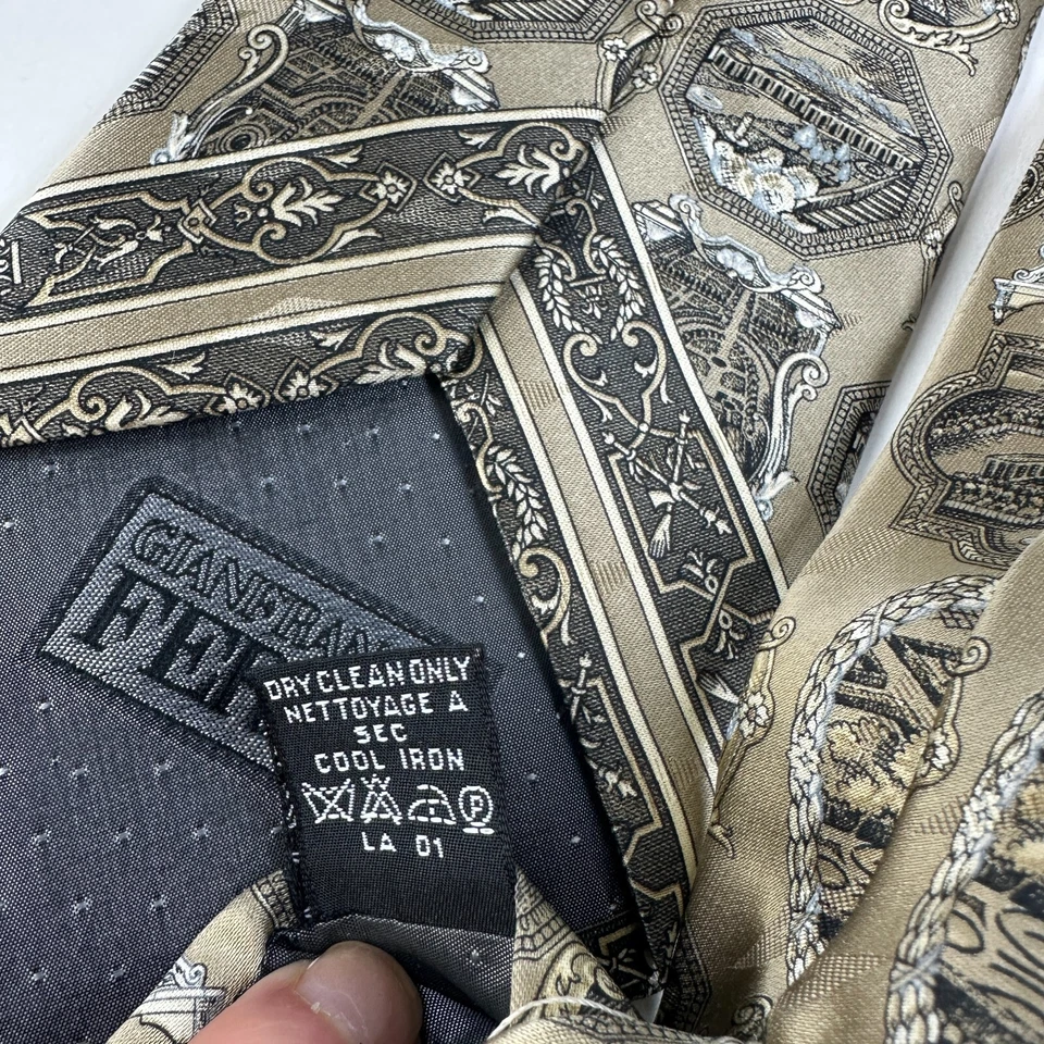 Corbata de seda Gianfranco Ferre para hombre 57 x3,5 medallones barrocos Italia ciudad años 80 Foto 3 de 4