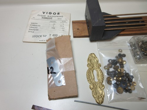VINTAGE KONVOLUT UHRENTEILE TRIEBFEDERN SCHRAUBEN & MEHR UHRMACHERTEILE #6 - Bild 13 von 15