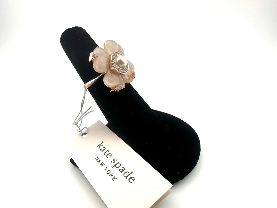 ANILLO FLOR KATE SPADE CON PERLA Y CRISTALES NUEVO CON ETIQUETAS TALLA 4.5 Foto 3 de 4