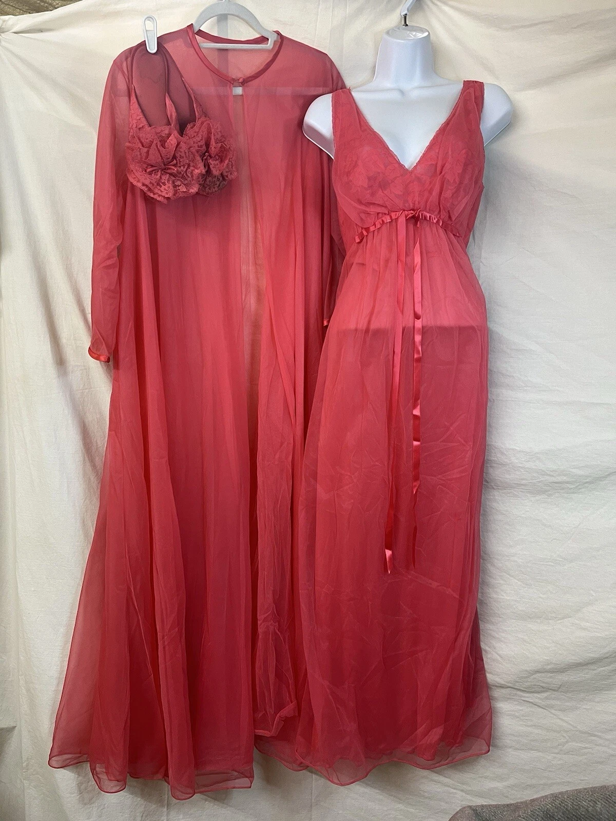 Vintage Vanity Fair 36 M Pink Chiffon Gown Robe Slippers Peignoir Boudoir Pin-Up
Opens in a new wind