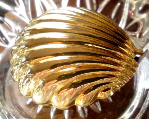 Vintage Gold Tone Metal Scallop Clam Shell 39" Retractable Sewing Tape Measure 