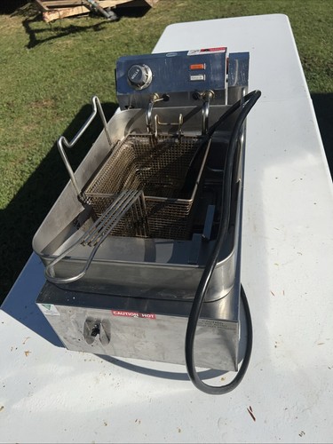 Wells 5E-F15CY 15 lb. Electric Countertop Fryer - 208-240V, 4319/5750W CCC