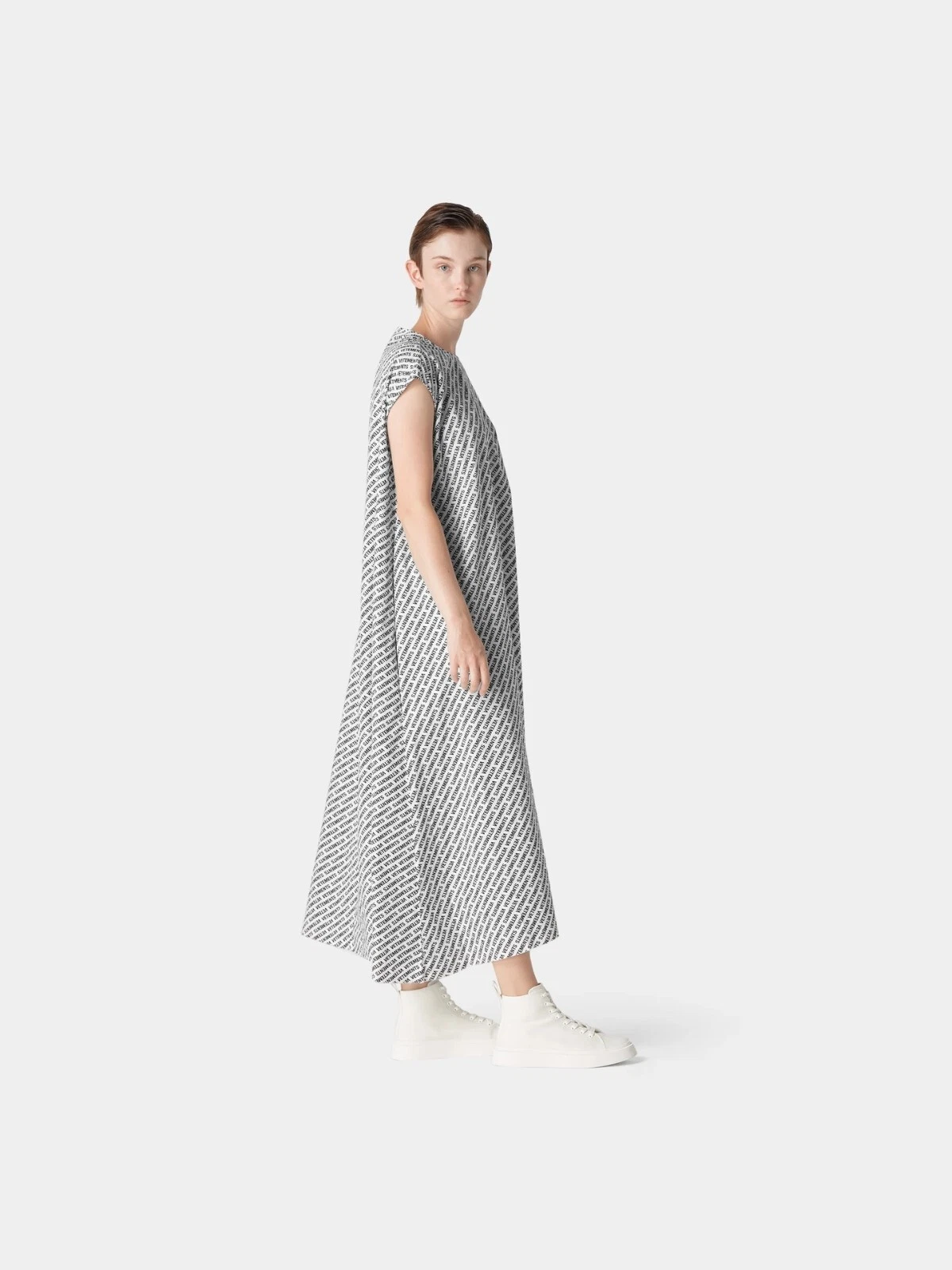 Maxi abito Vetements bianco con logo monogramma all over ¦ Taglia M oversize prezzo consigliato $2595