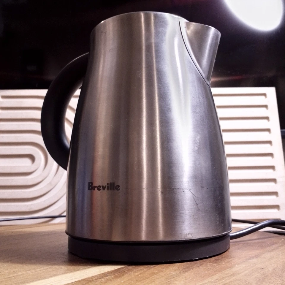 Hervidor eléctrico inalámbrico Breville BKE450XL 1,7 L de acero inoxidable  Foto 4 de 4