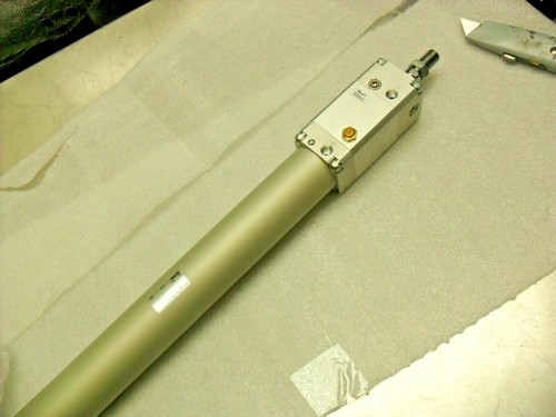 Cilindro SMC CNGFA40TN-300-D con bloqueo nuevo - Imagen 2 de 5