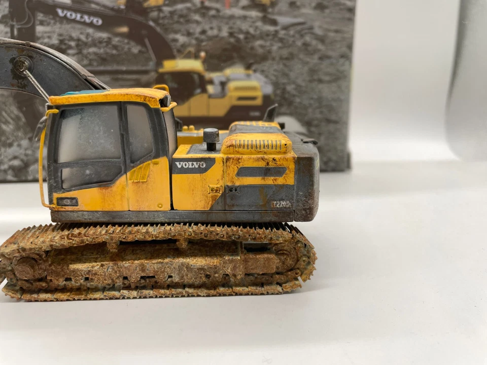 Volvo EC220D Crawler Excavator Muddy Verison 1/50 Scale DieCast Model Gift - Image 2 of 4