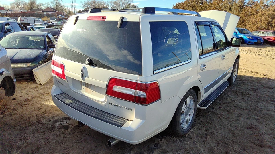 2007-2008 Lincoln Navigator Driver Left Rear Knuckle Assembly Stub Axle With Hub - Image 3 of 4