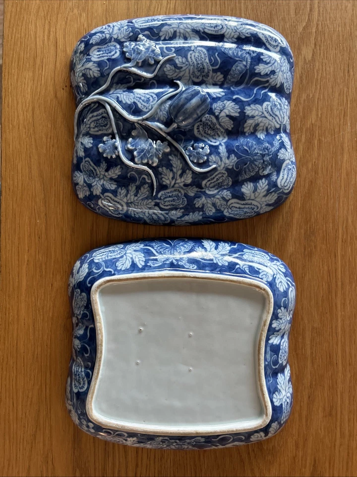 Plato vegetal chino cubierto de porcelana azul y blanco con patrón cantón Foto 4 de 4