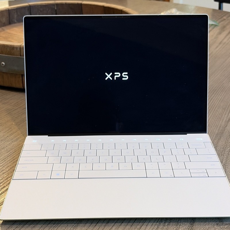 Dell XPS 9320 13.4 in 4k OLED Touch Display 32GB Ram 12th Gen i7 1280p 1 TB SSD