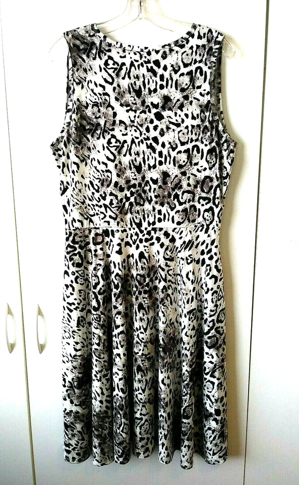 NUEVO VESTIDO MUJER LULAROE NICKI BLANCO ANIMAL PRINT SIN MANGAS AJUSTADO Y ACAMPANADO XL NUEVO CON ETIQUETAS Foto 3 de 4