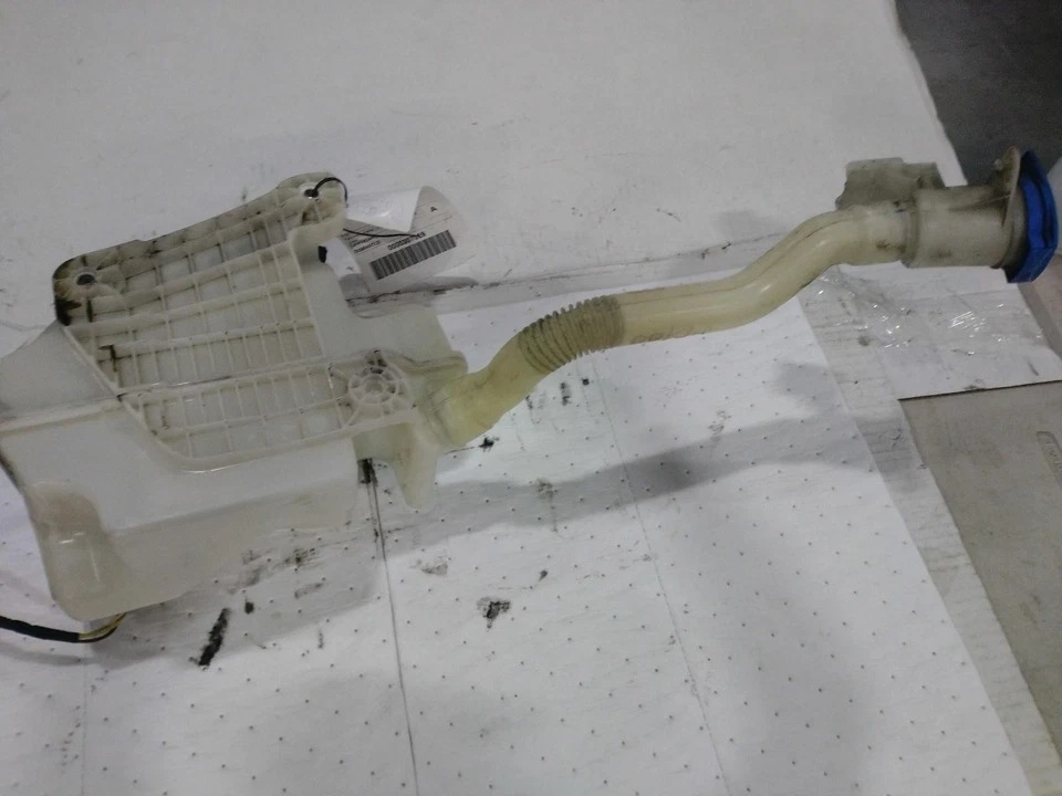 Used Washer Fluid Reservoir fits: 2018 Volkswagen Atlas Grade B - Image 2 of 4