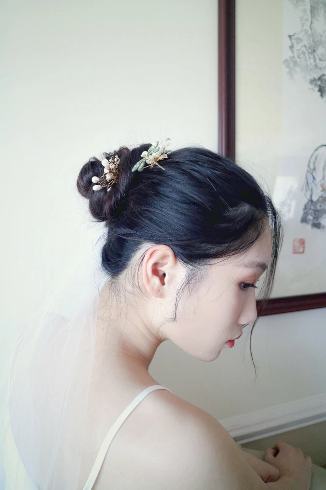 Horquillas libélula con perla de agua dulce y cristales de Swarovski en oro | Mano Foto 3 de 4