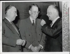 1958 Press Photo Fred Seaton, Matthew Carson and S.P. Coleman talk in Washington