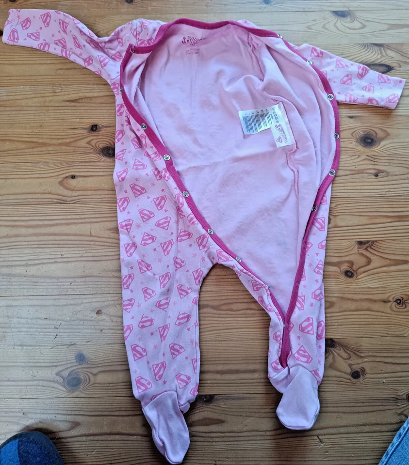 Strampler Superbaby (analog Superman) rosa/pink - Gr. 62 bis 68 - 2 bis 6 Monate - Bild 2 von 4
